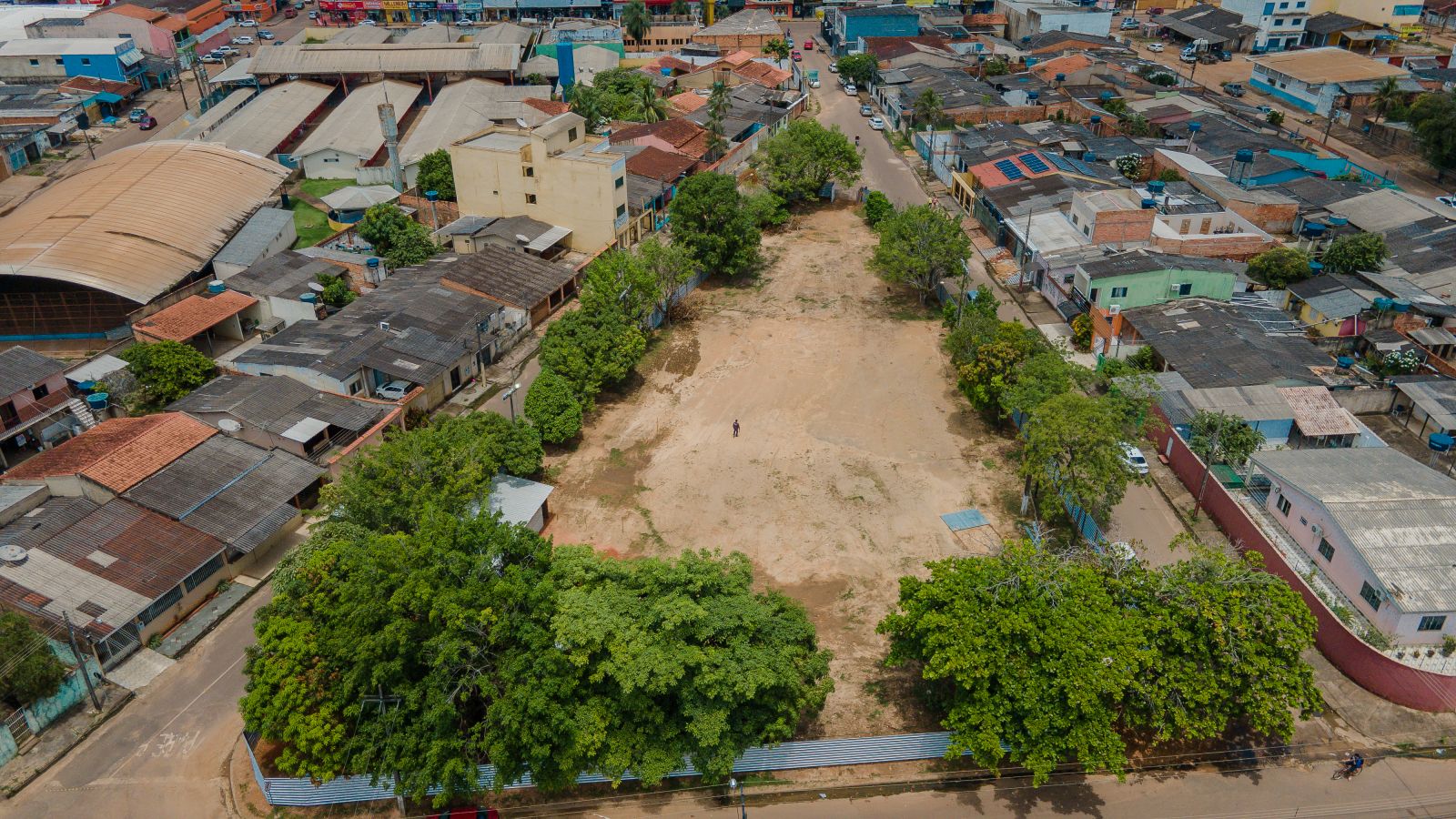 Praça terá campo de futebol com grama sintética 