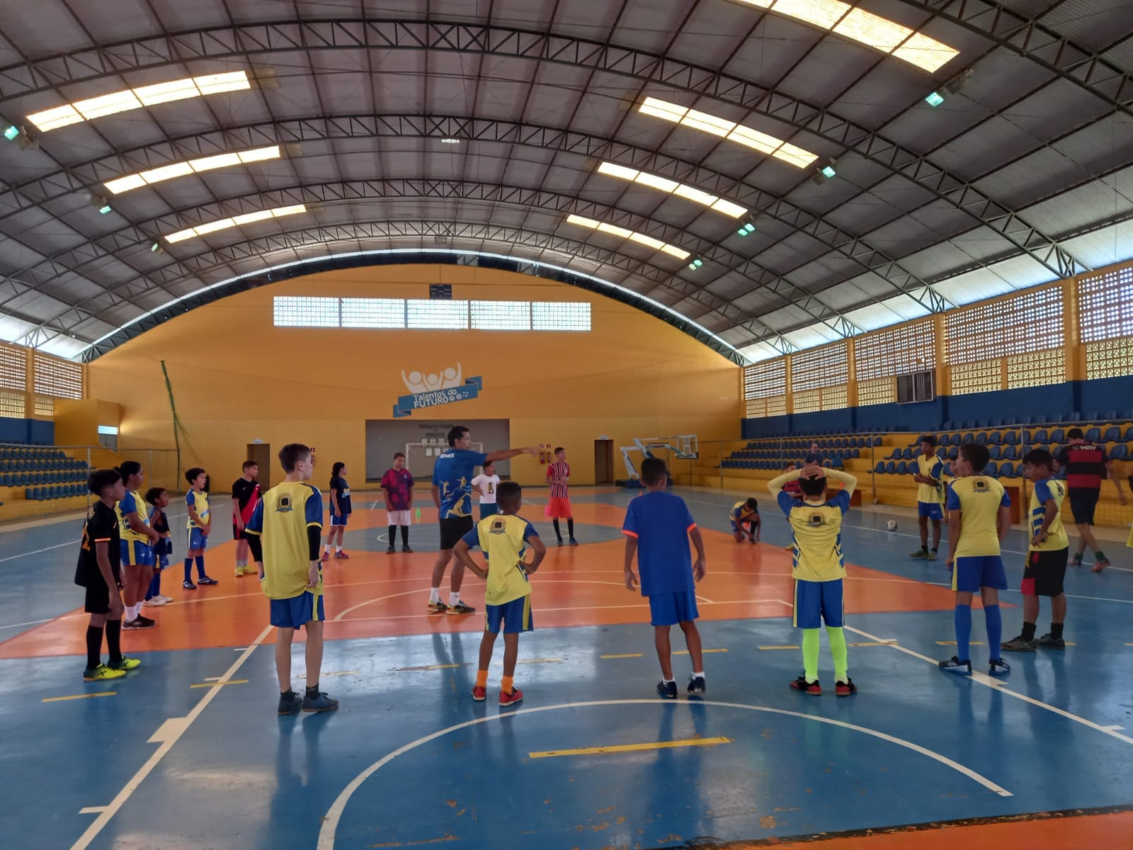 Professor Zenildo treina os atletas e aposta no sucesso da Copa Zico 