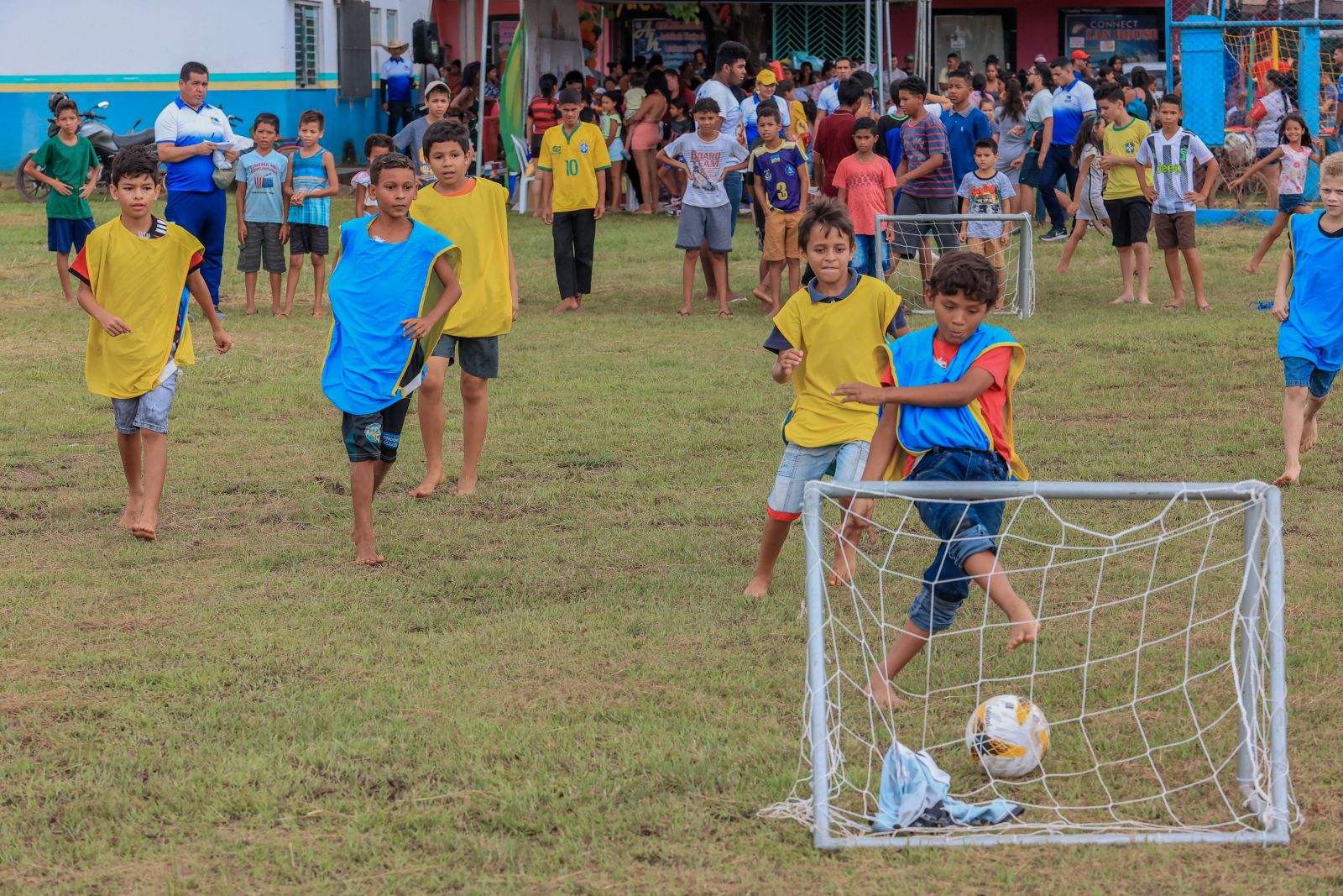 A partida de futebol animou a criançada e os familiares