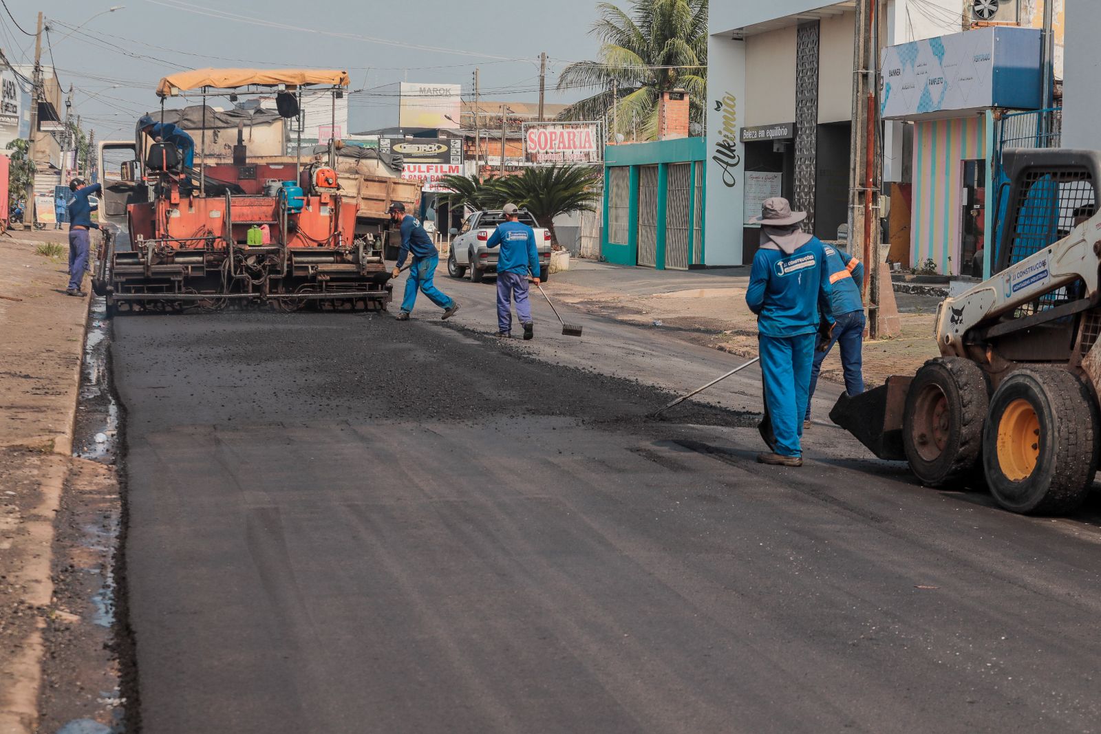 Equipe atua no recapeamento da via
