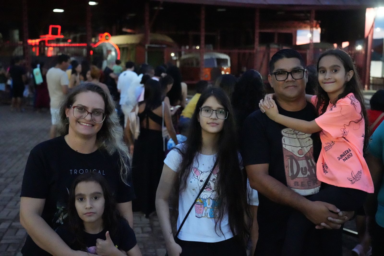 Edna e Francisco levaram os filhos para vivenciar o momento 