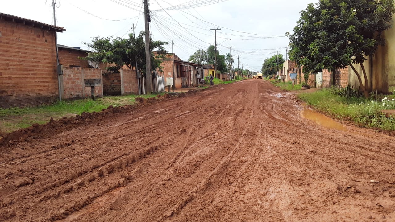 Rua Liberdade começou a receber o serviço de  limpeza e encascalhamento