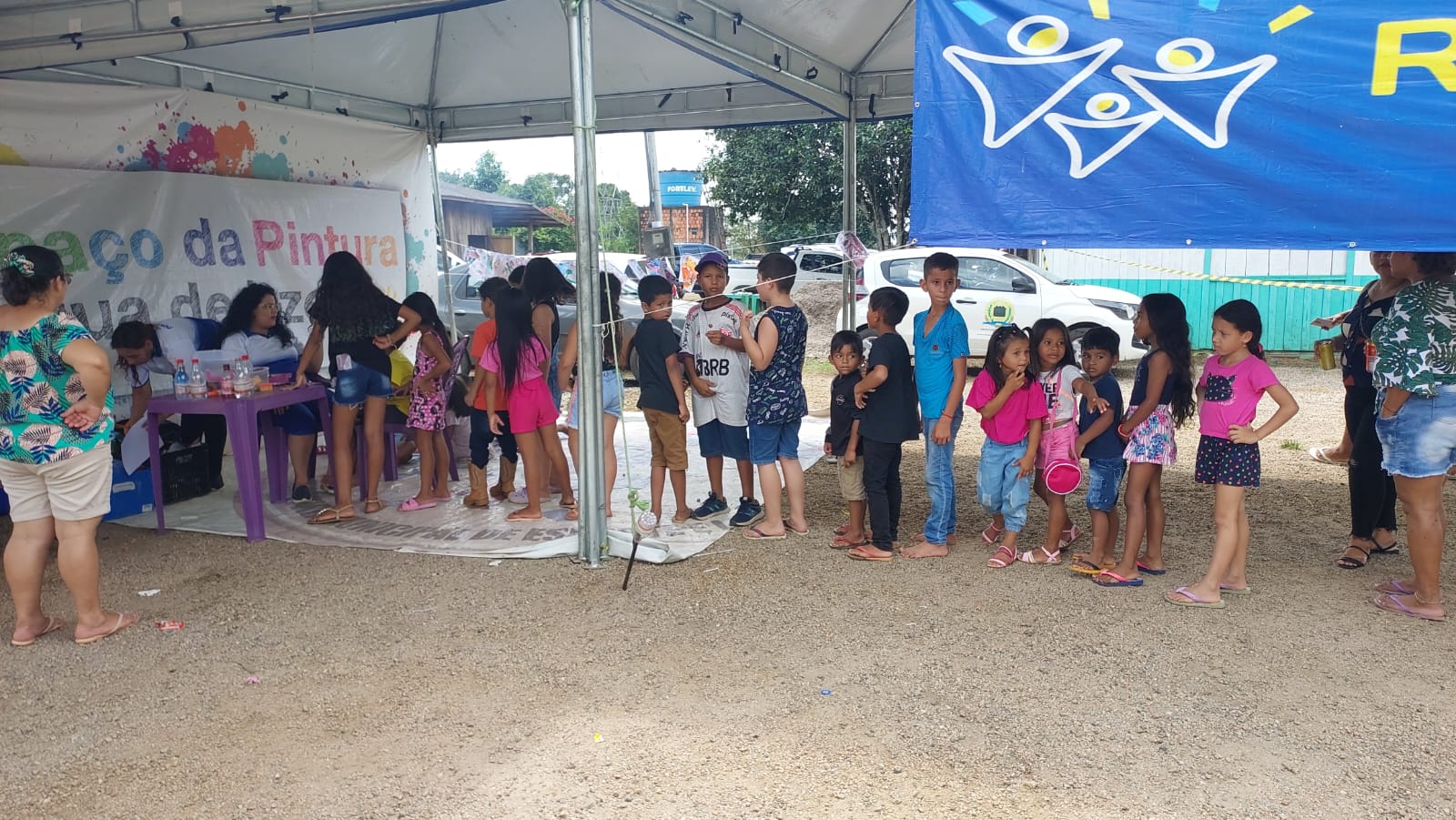 As crianças fizeram filas para a pintura facial