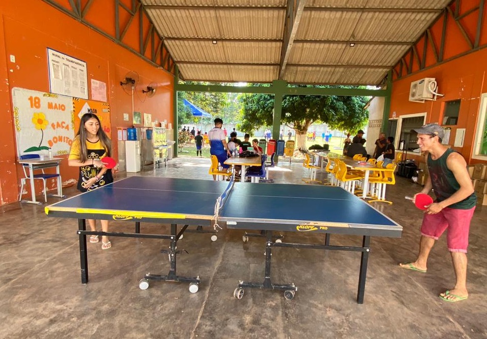 Uma das brincadeiras para os jovens era o ping-pong