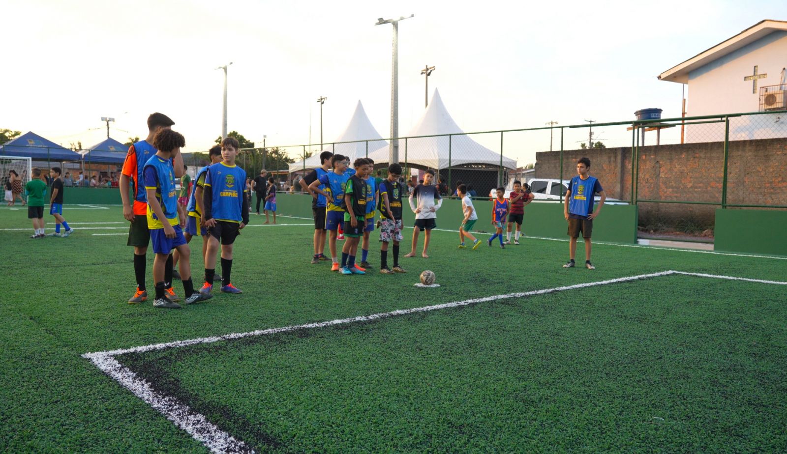 A quadra leva o nome de Sebastião Jorge de Oliveira, o Sabá, morador conhecido pelo trabalho com crianças e adolescentes do bairro.