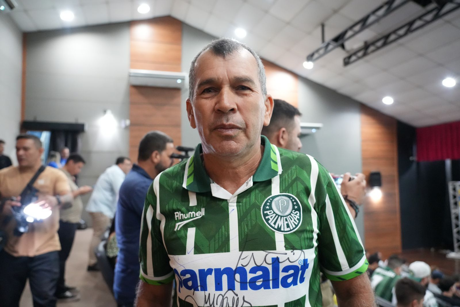 Sebastião Lima fez questão de comparecer com a camisa do Palmeiras, time já comandado por Luxemburgo