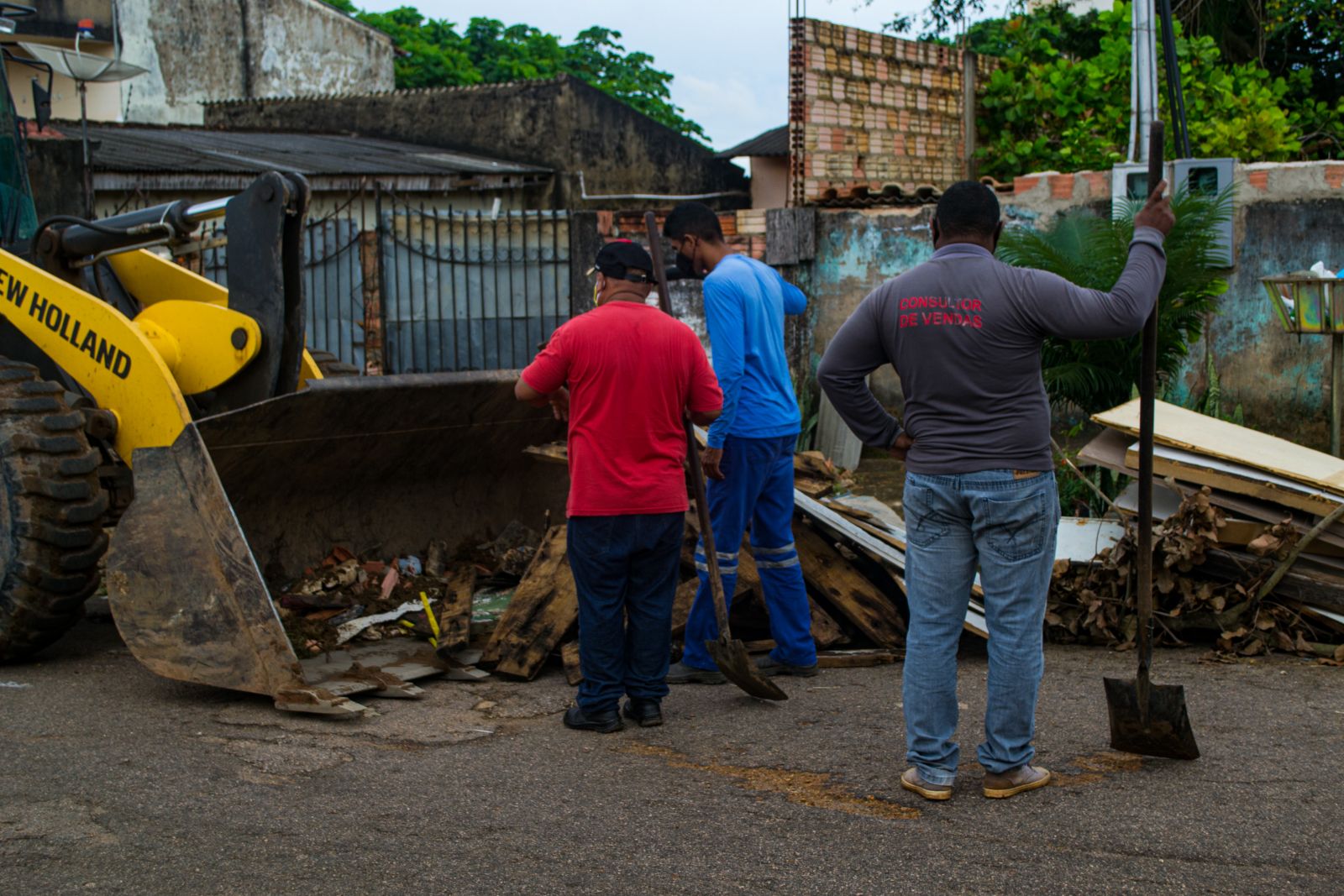 Equipe trabalha no recolhimento de materiais descartados nas vias
