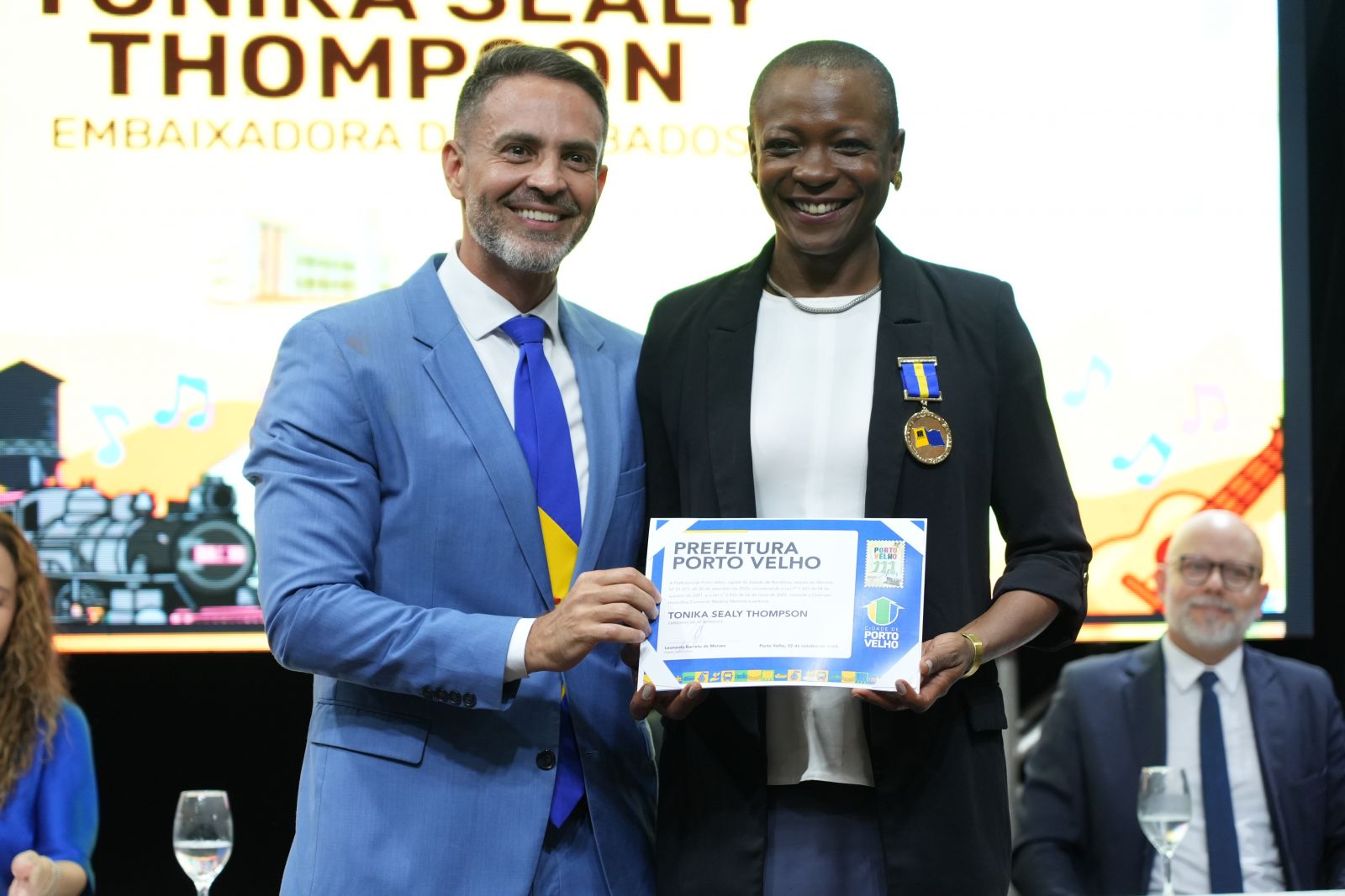 Embaixadora de Barbados, Tonika Sealy Thompson, também recebeu a comenda