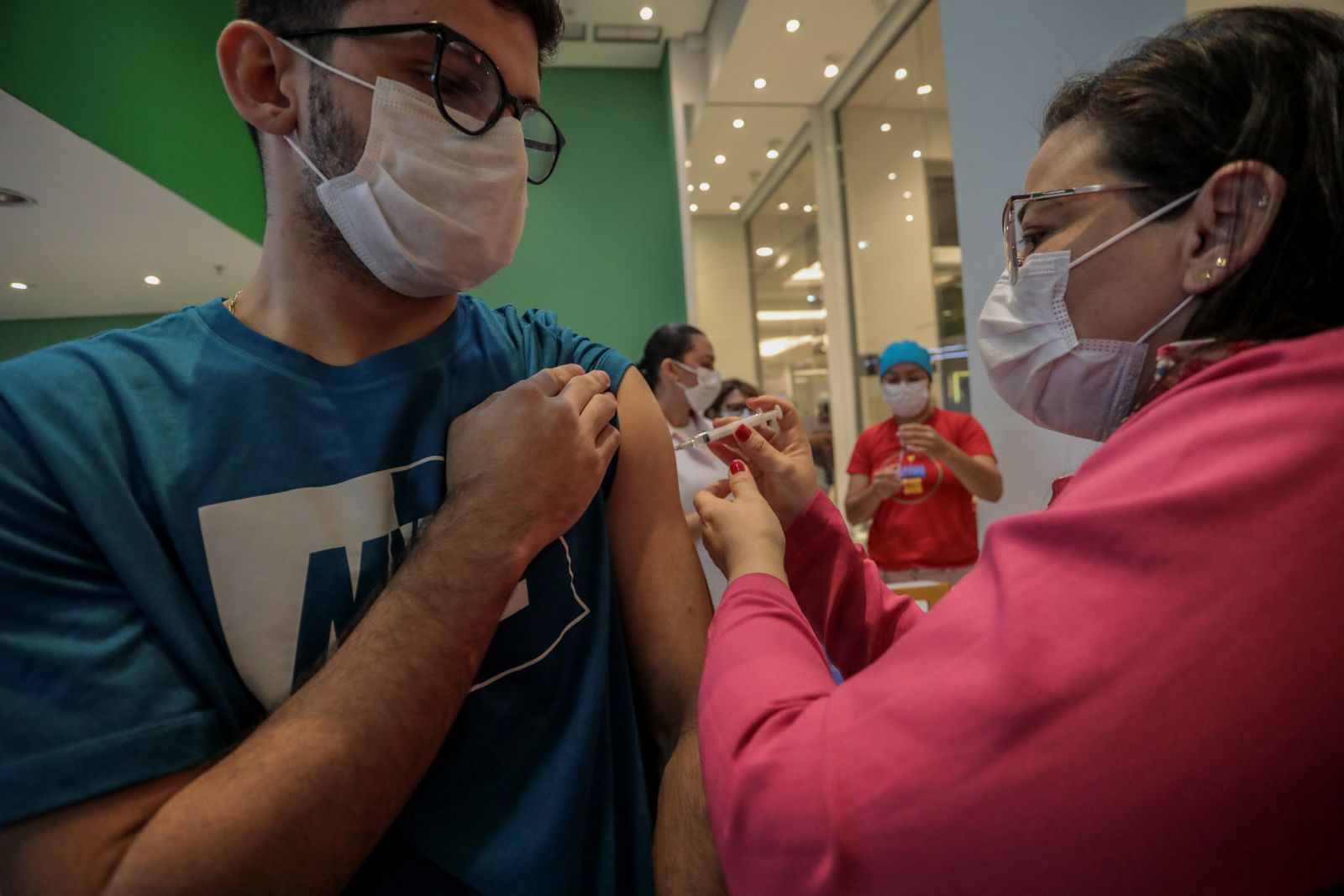 Das 14h às 19h a vacinação de primeira e segunda dose acontece shopping