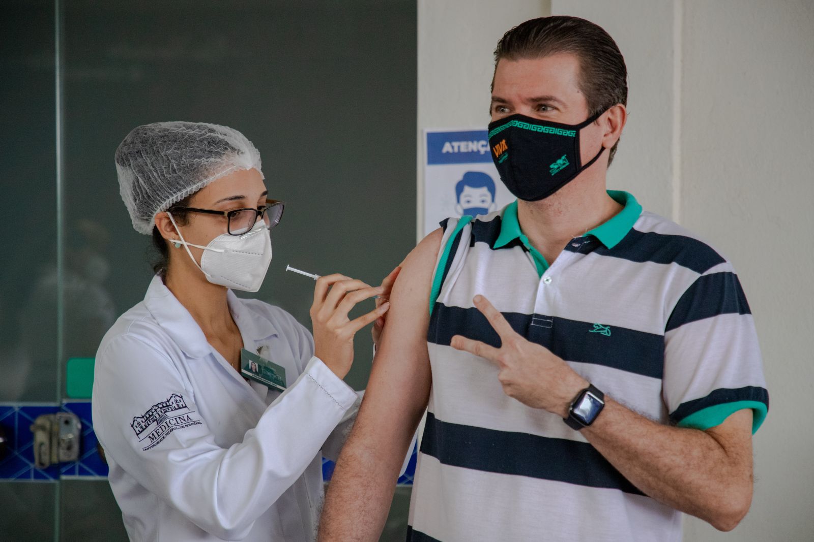 Altair Altoff, professor universitário, foi o primeiro a ser vacinado no ponto da Faculdade São Lucas