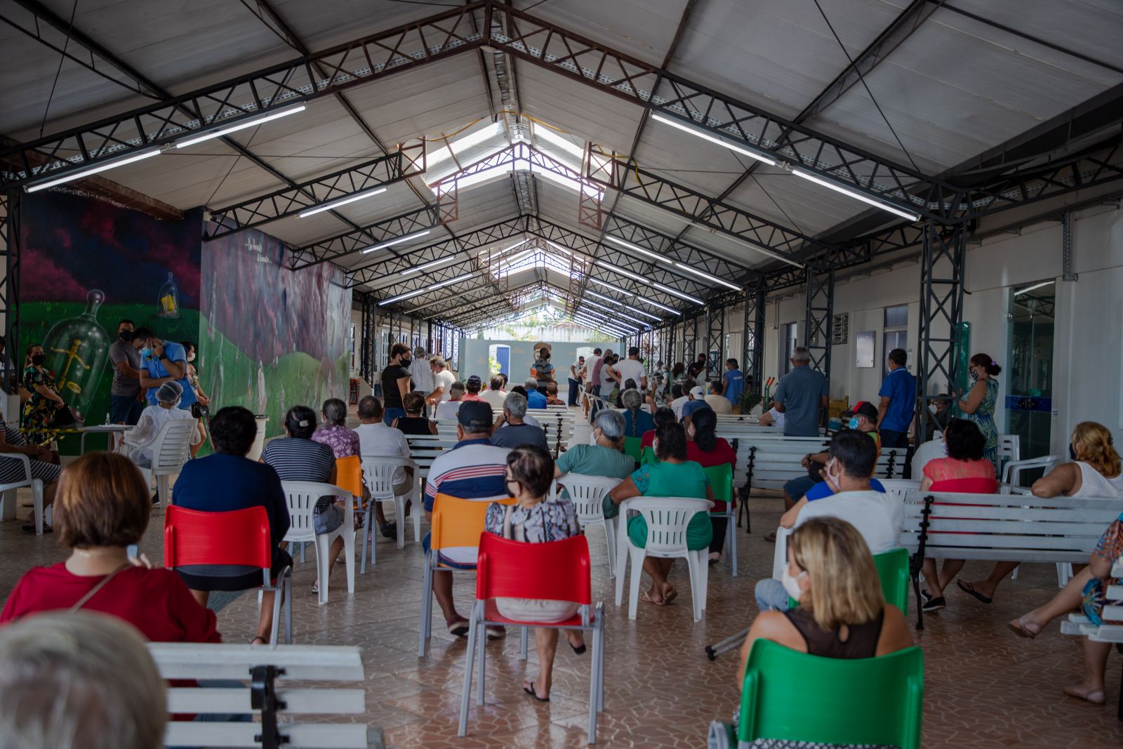 Idosos passam por uma triagem para conferência do agendamento e recebem uma senha para organização da fila de espera