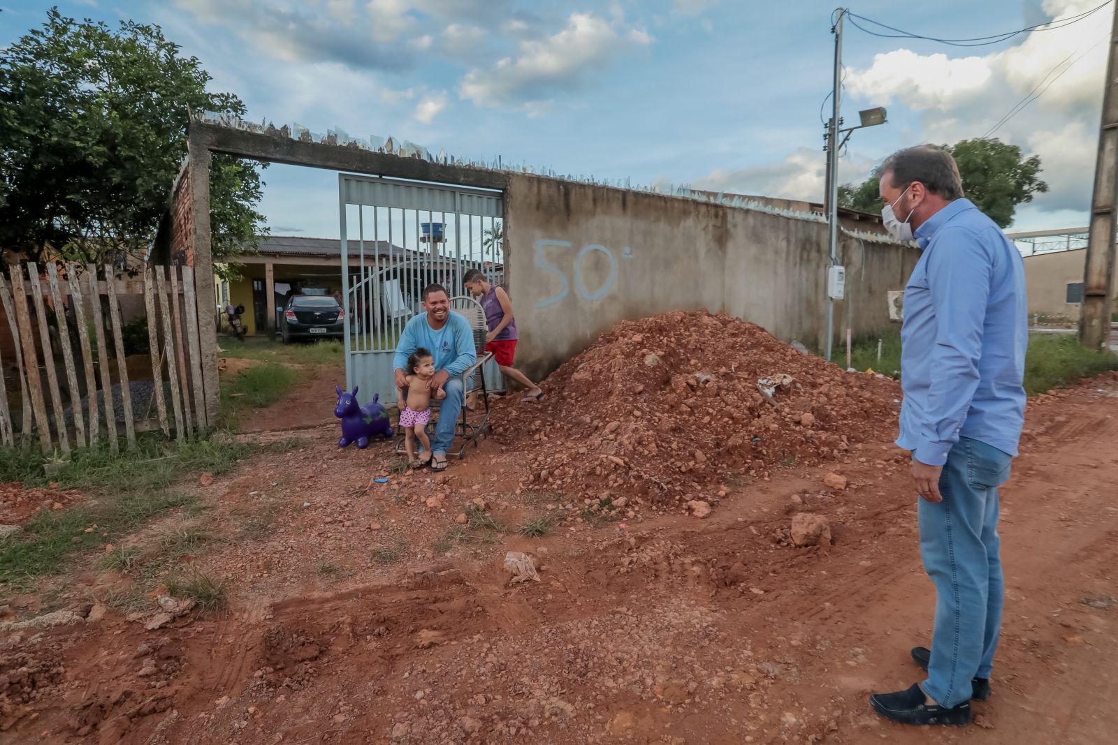 Prefeito conversou com morador em uma das ruas que serão contempladas