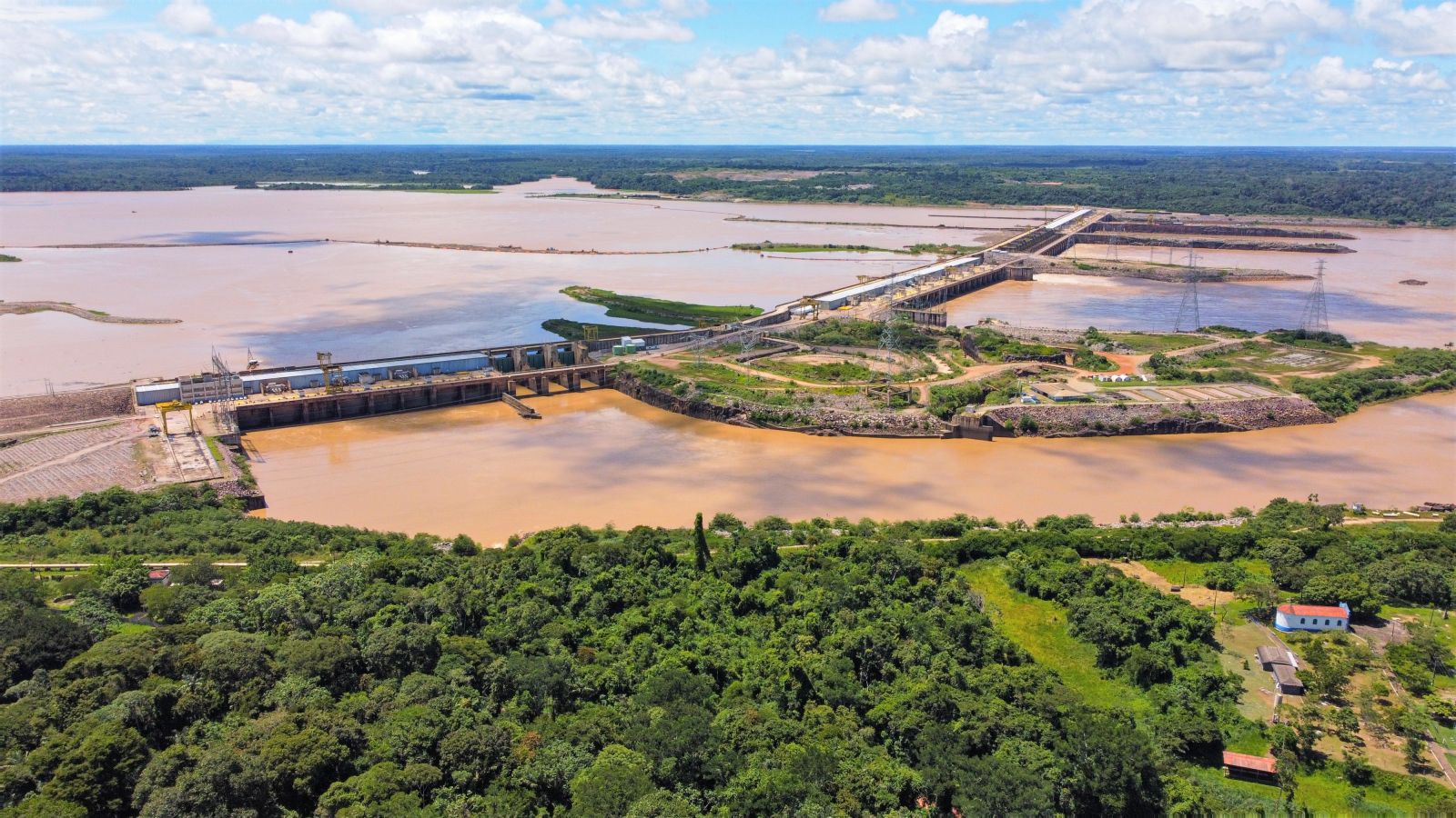 UHE Santo Antônio gera energia elétrica a partir do rio Madeira 
