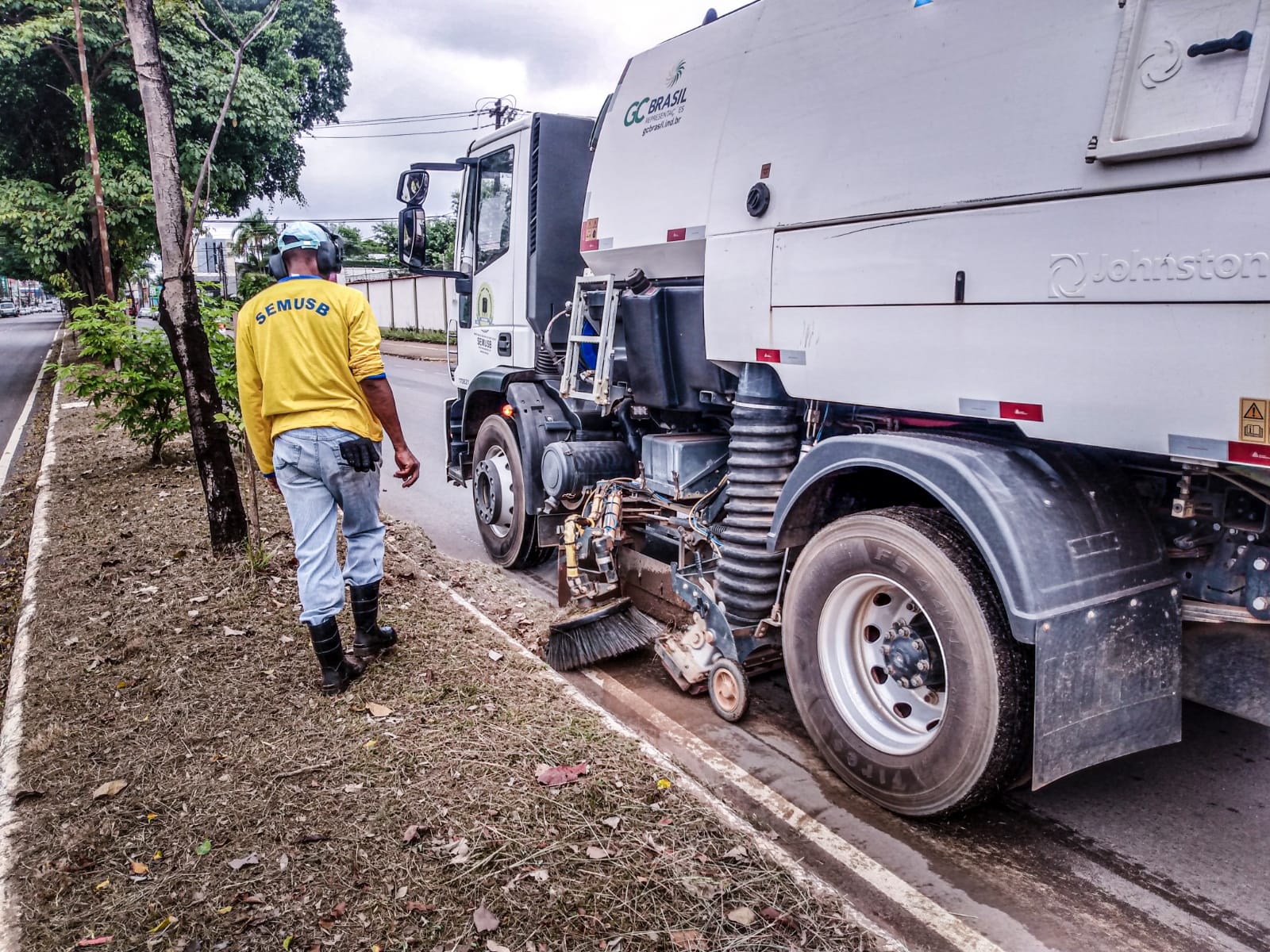 Varrição mecanizada na avenida Prefeito Chiquilito Erse