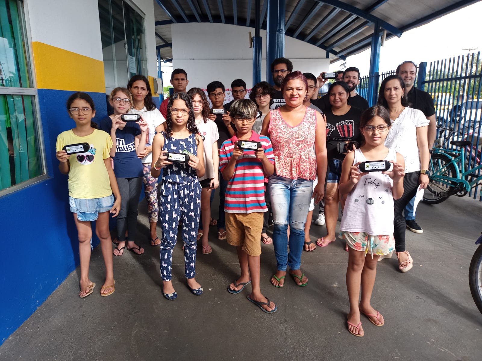Crianças do distrito que receberam os óculos da Prefeitura