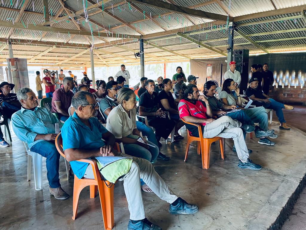 Pela manhã, a parte teórica foi ministrada pelo pesquisador José Nilton, da Embrapa