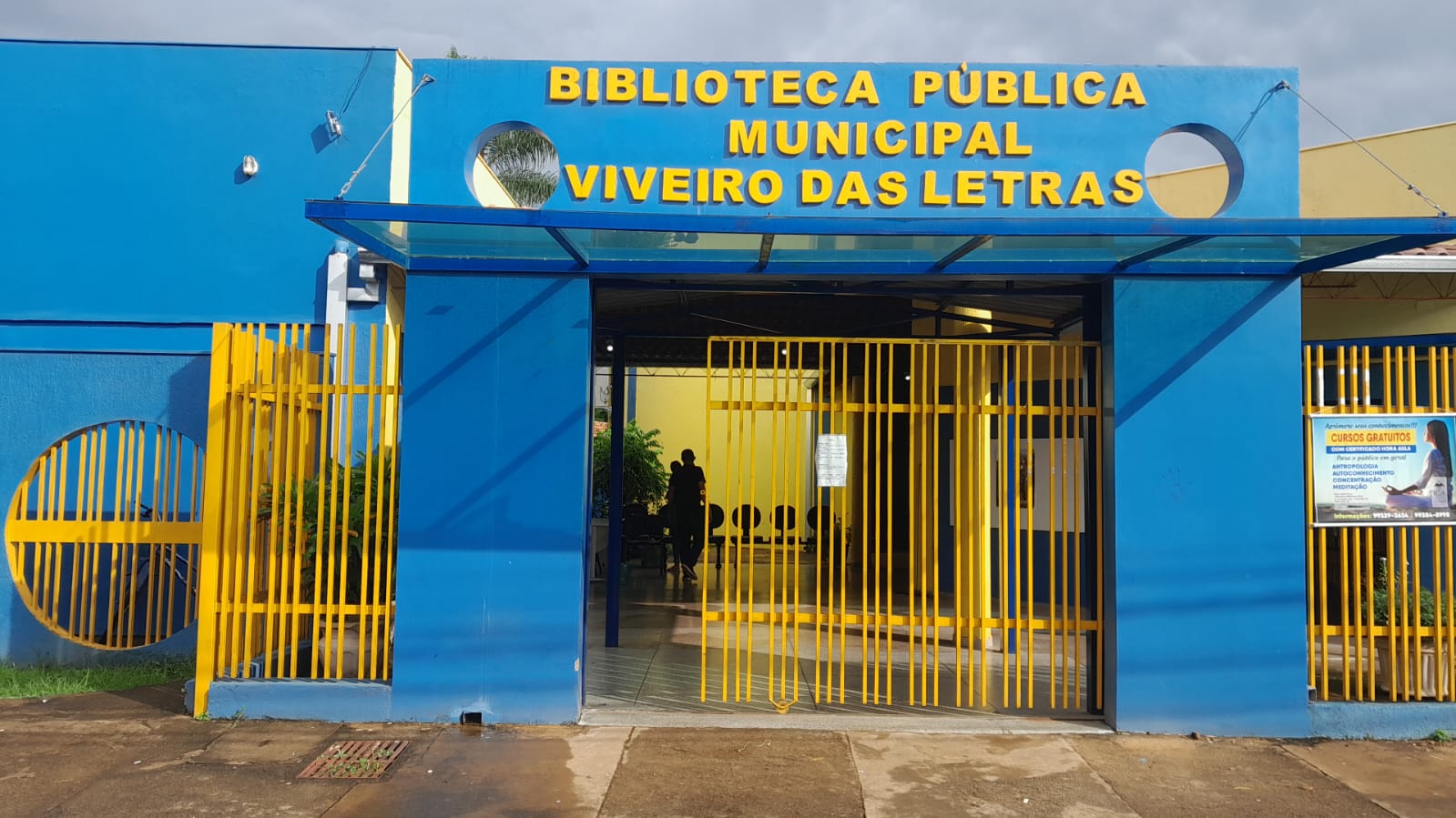 Espaço conta com acervo variado de livros, revistas, jornais e acesso a computadores