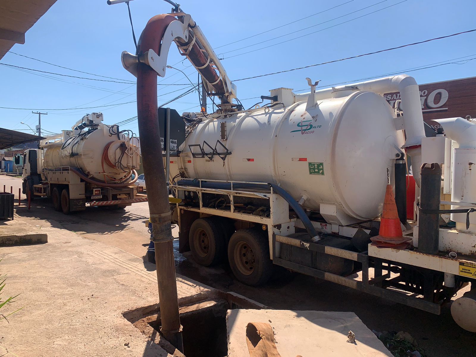 Dois caminhões tatuzões são destinados para a limpeza dos bueiros