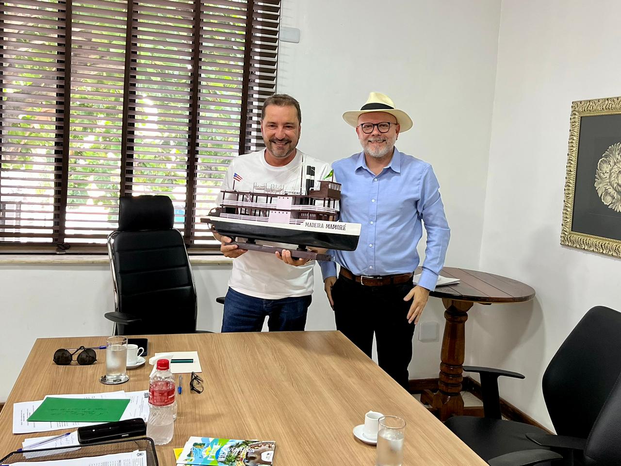 Hildon Chaves foi presenteado com uma peça do artesão Tyson Nunes
