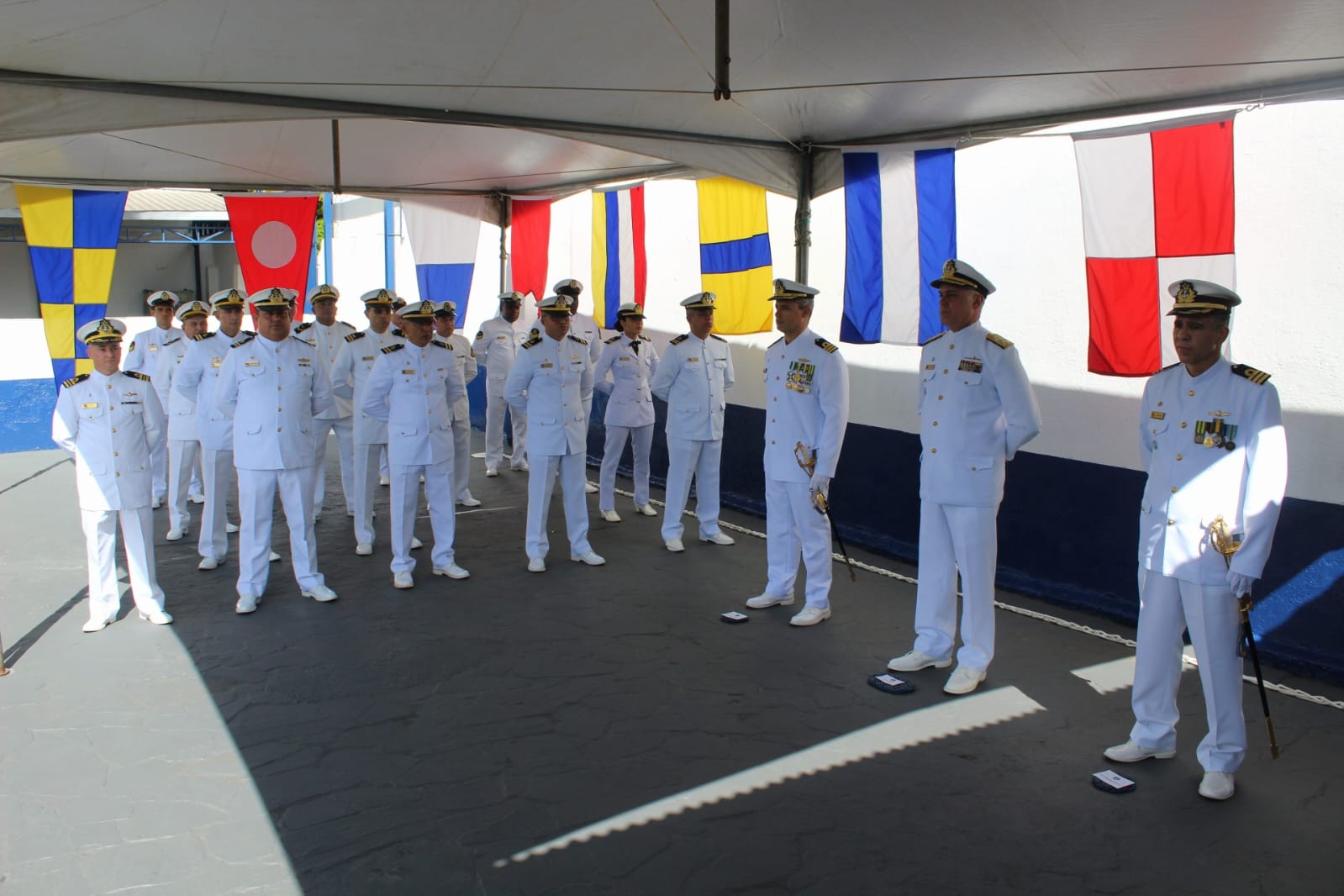 A Marinha, junto com a Defesa Civil Municipal, fiscaliza e monitora as margens do rio Madeira