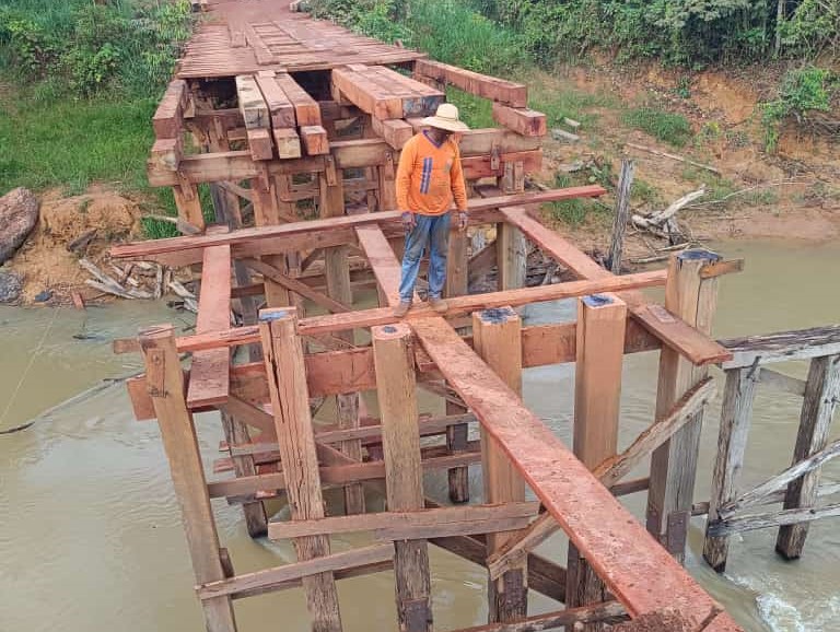 Semagric trabalha na recuperação da ponte sobre o rio Contra
