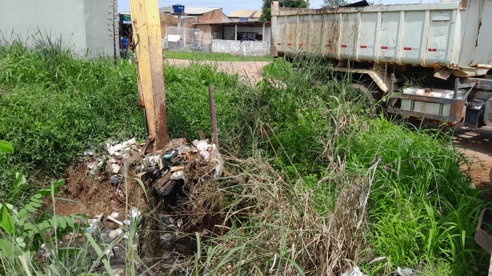 A limpeza dos canais é um trabalho feito de forma contínua