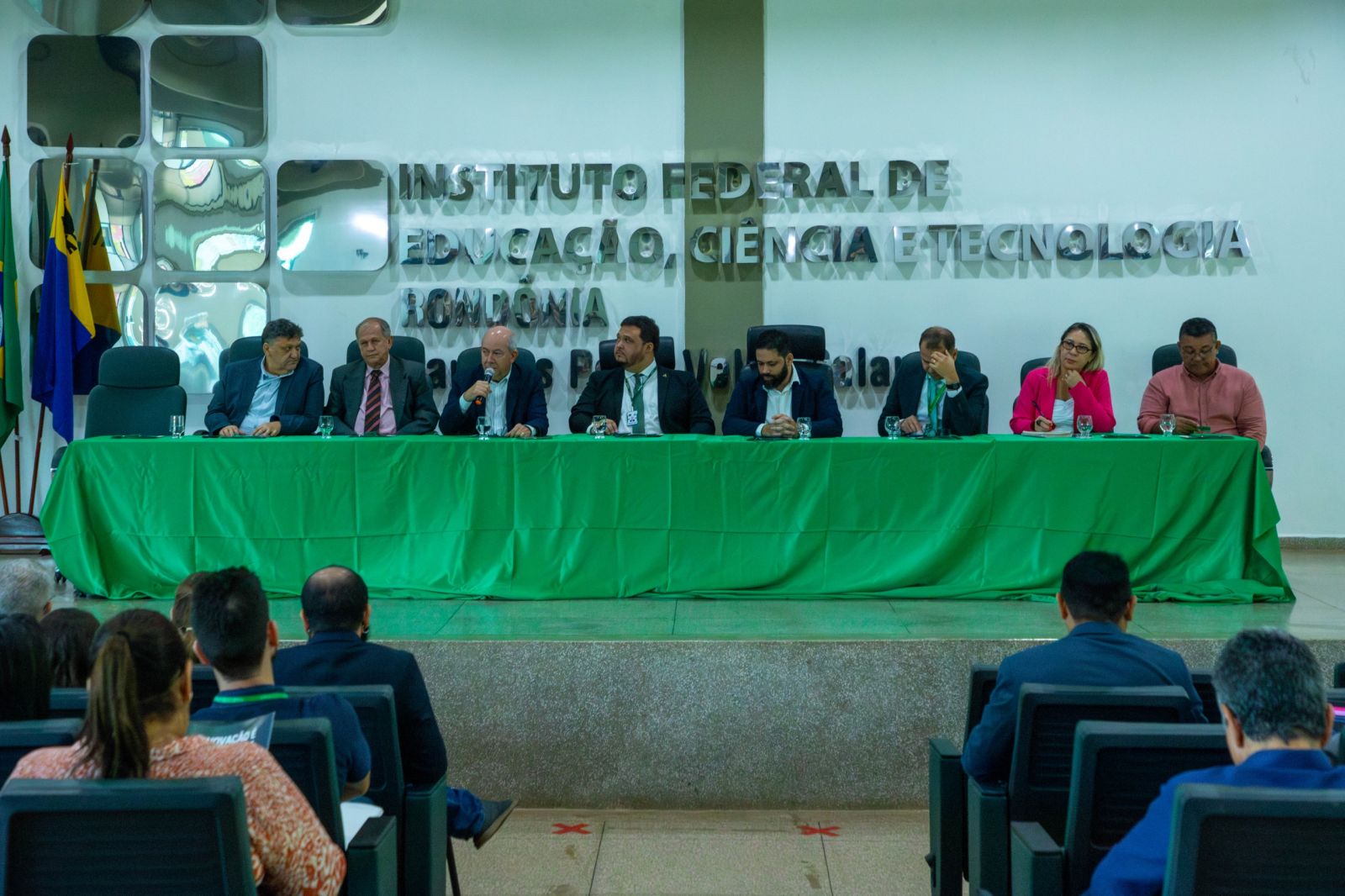 O público-alvo são empresários, comerciantes, entidades governamentais, estudantes e profissionais liberais, entre outros