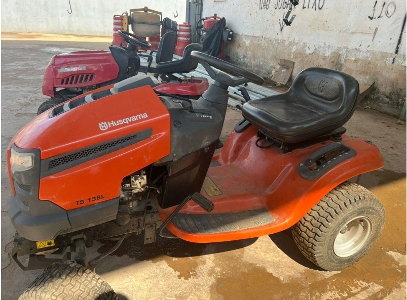 Entre os objetos do leilão está o trator roçadeira Husqvarna