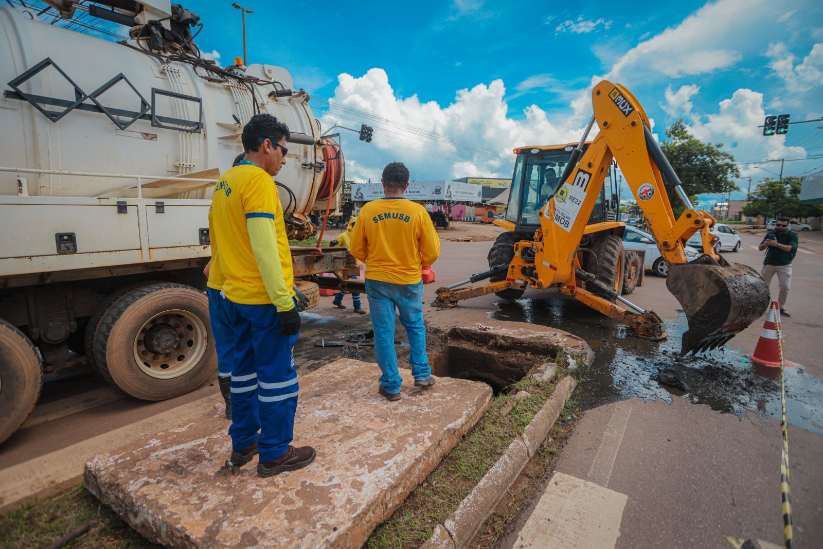 Caminhão é utilizado para limpeza de canais e desobstrução de bocas de lobo