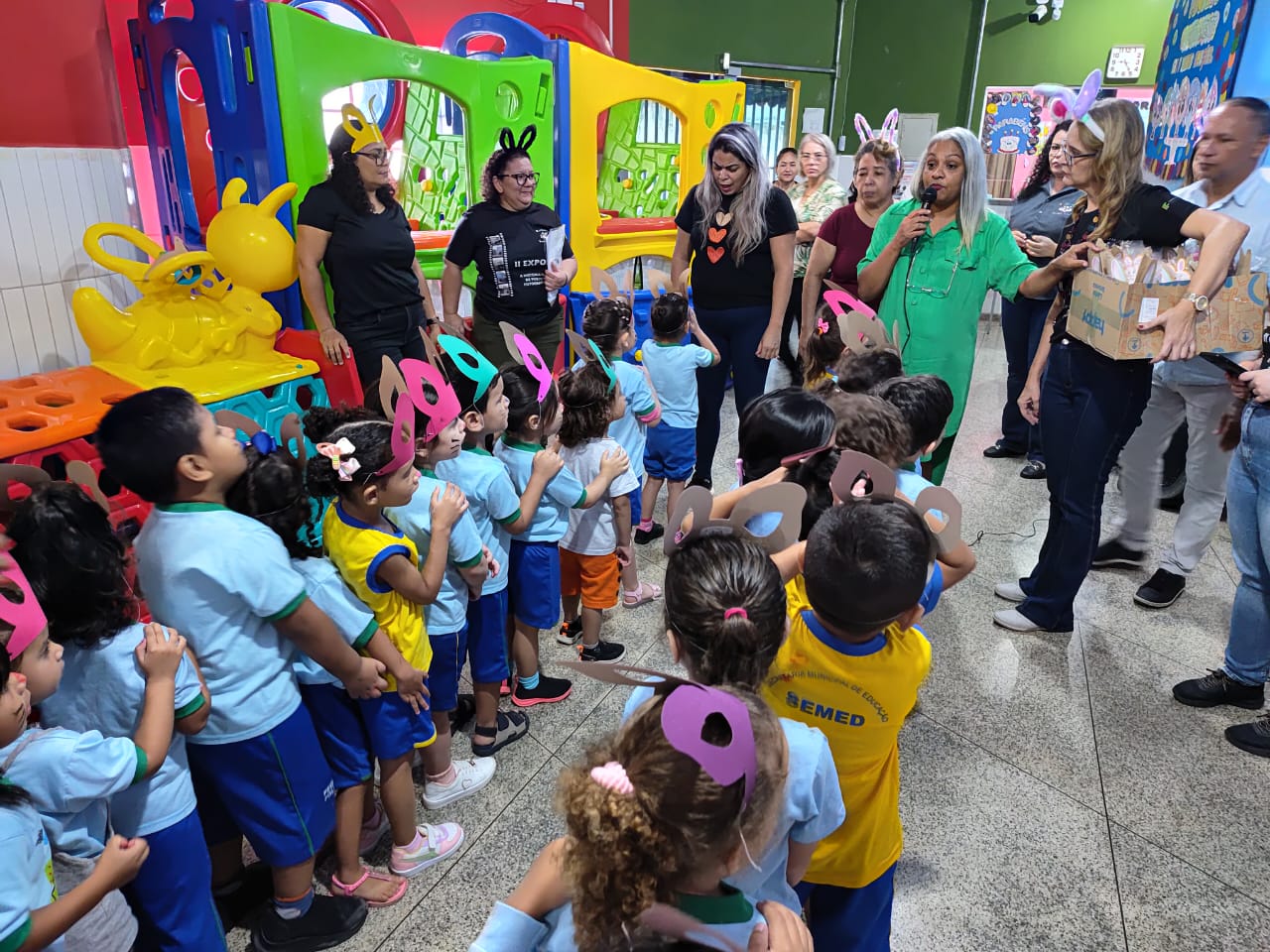 Agitação ficou ainda maior quando as crianças fizeram fila para receber as sacolas em formato de coelho
