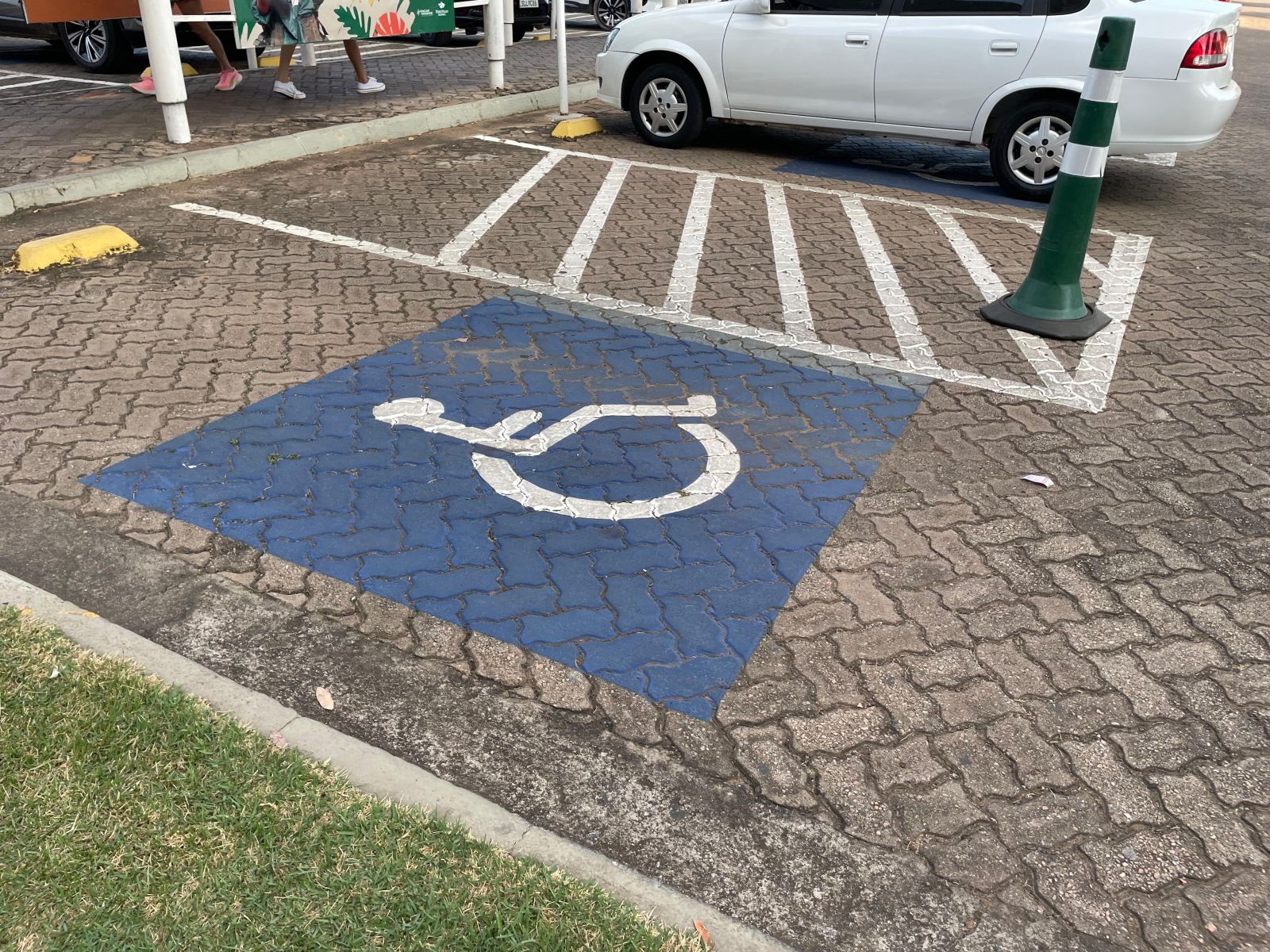 Estacionar sem a devida credencial em vagas exclusivas para idosos ou pessoas com deficiência configura infração gravíssima