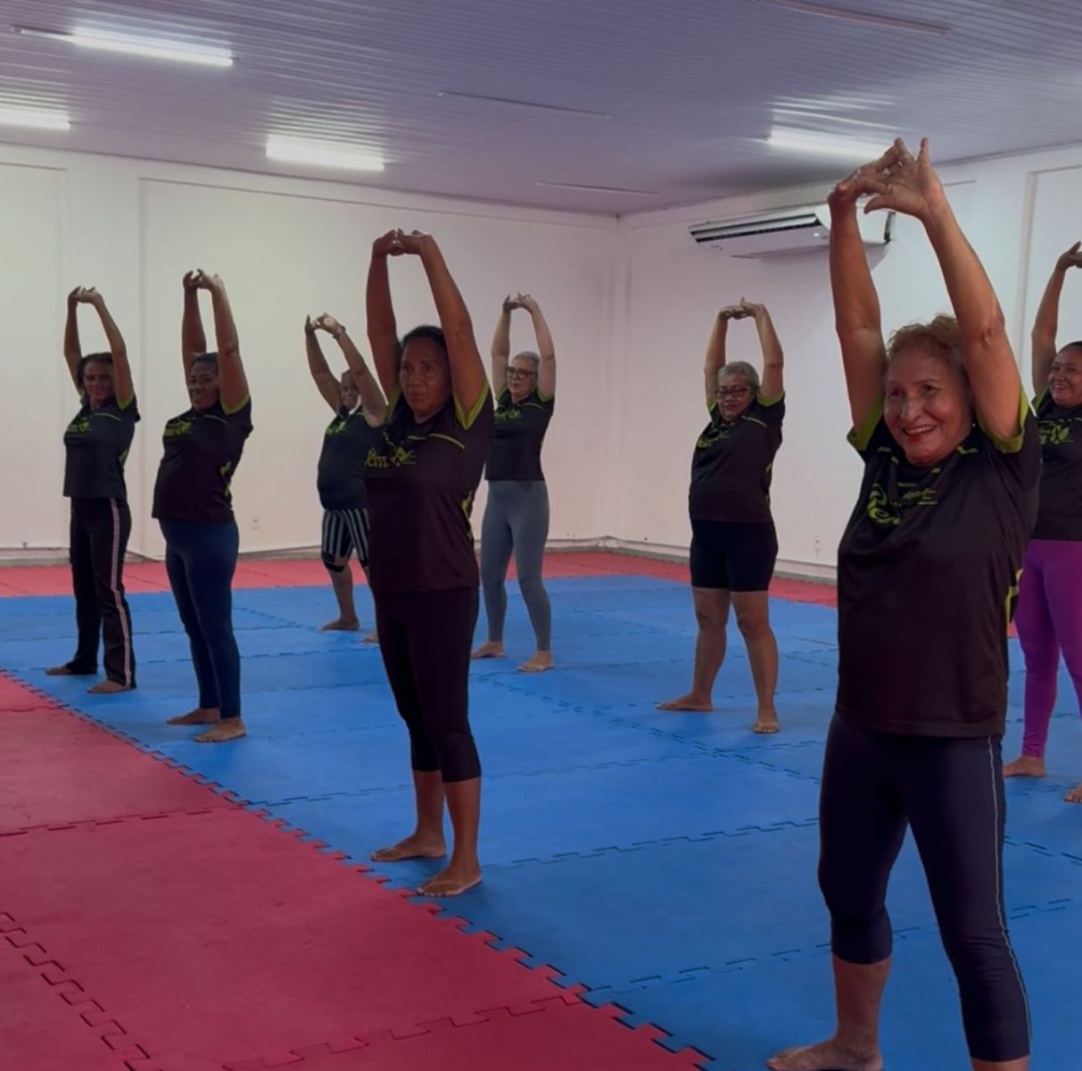 No CCI, os idosos participam de aula de hidroginástica, dança e funcional adaptado