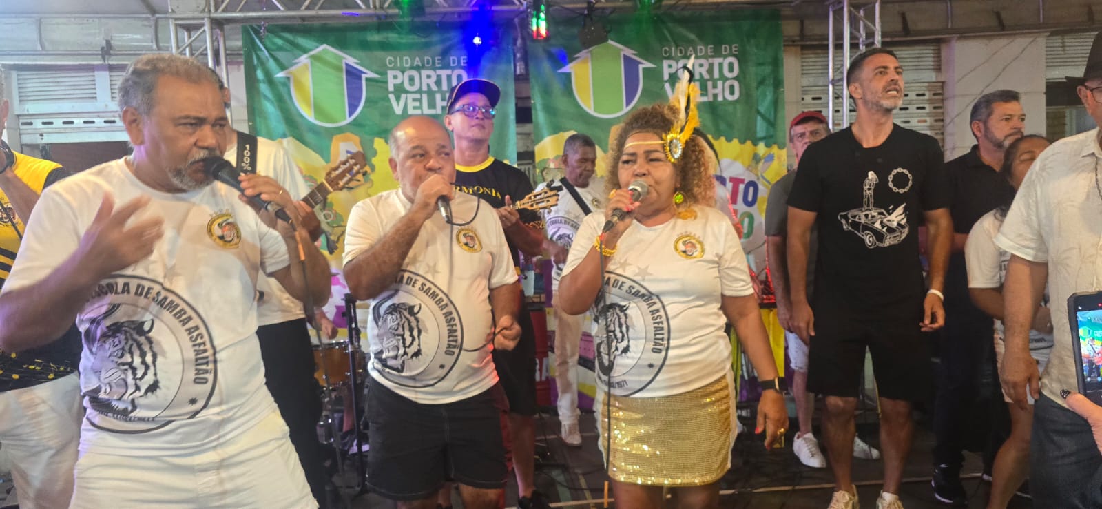 A escola de Samba Asfaltão foi uma das atrações que agitou a última noite de festividade