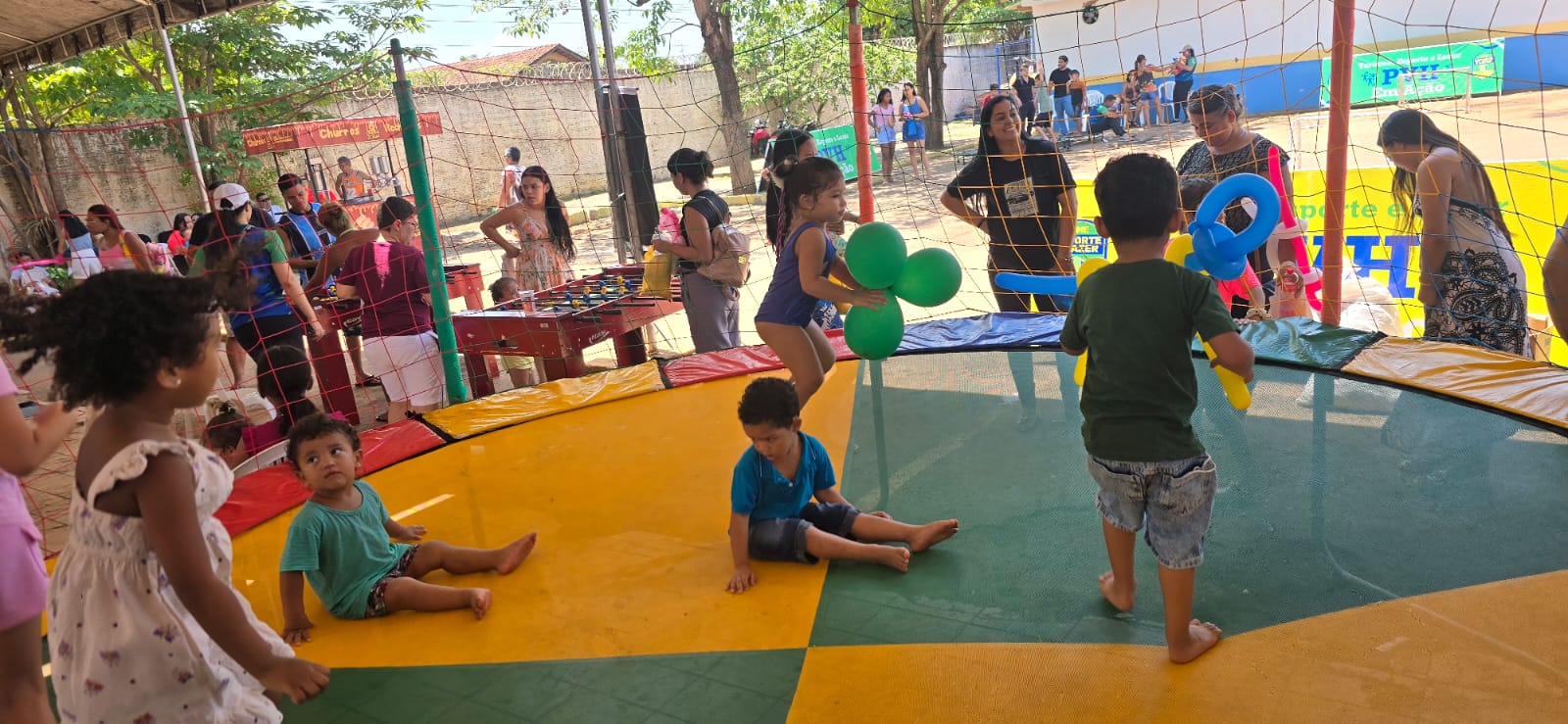 Semtel levou atividades recreativas, como pula-pula, pebolim, jump e 1X1