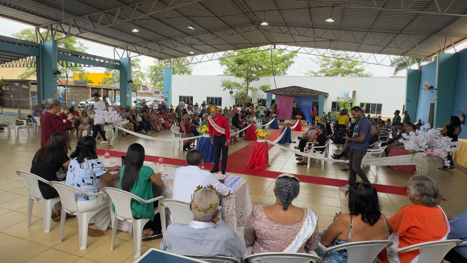 O público acompanhou cada desfile com entusiasmo e muitas palmas