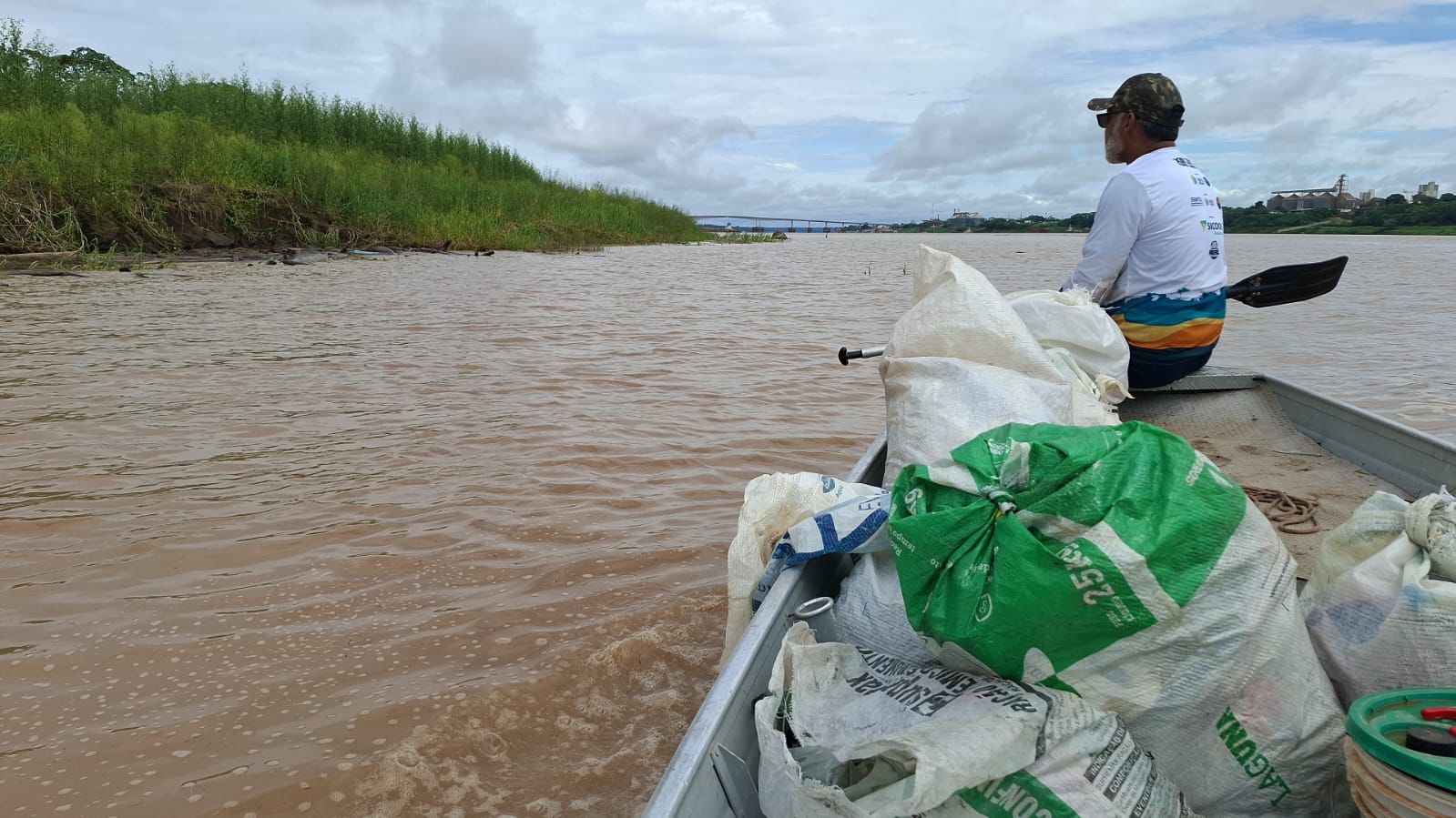 Caiaqueiros que participaram da corrida de voadeiras também realizaram uma ação ambiental 