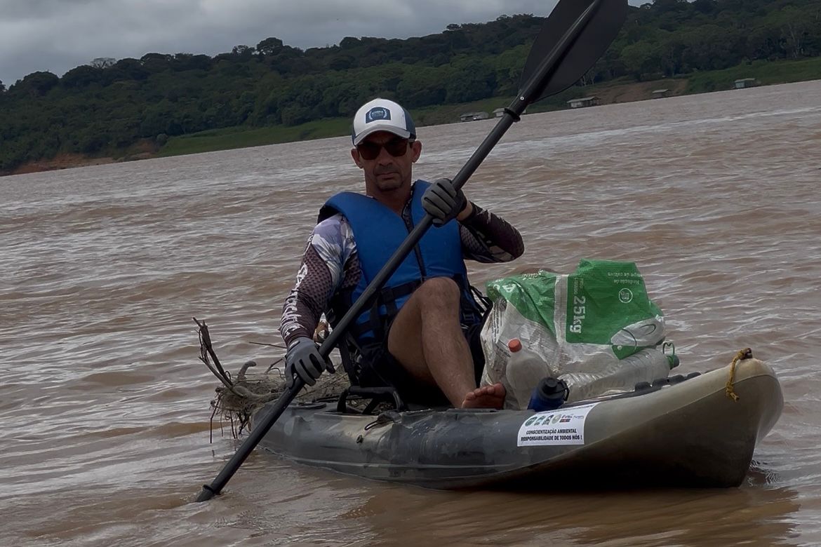 Ação tem como objetivo recolher resíduos acumulados às margens do rio