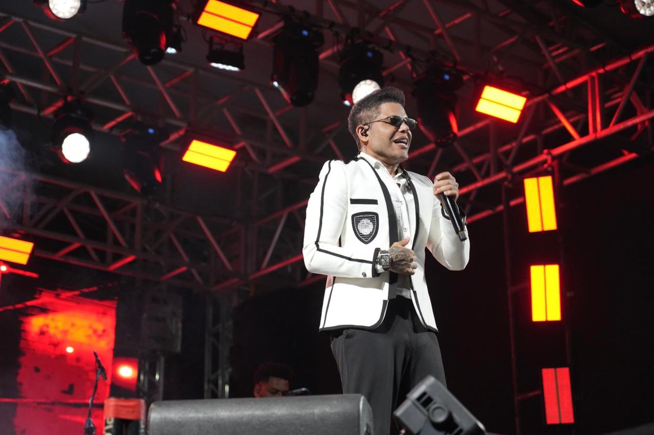 O cantor Tierry, atração nacional da noite, comentou sobre a relação com o estado e com o público.