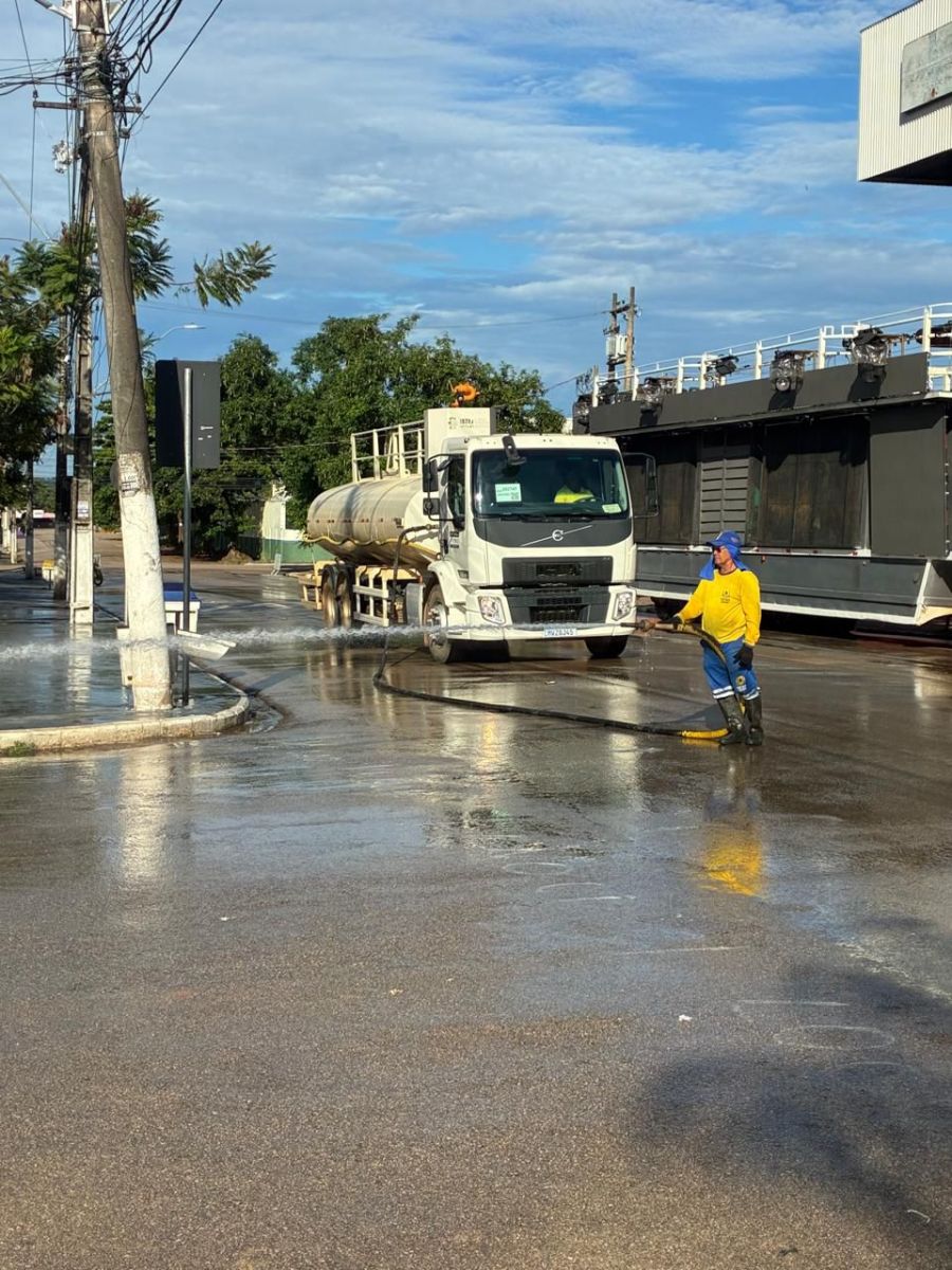 A medida buscou manter a organização das avenidas, além de assegurar condições adequadas para circulação de pedestres e veículos