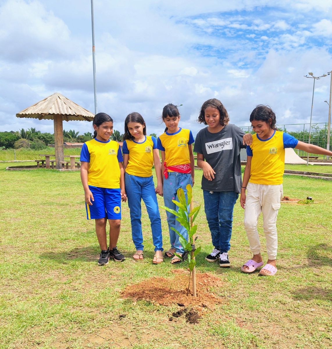 Envolvimento dos estudantes no plantio fortalece o vínculo com a comunidade
