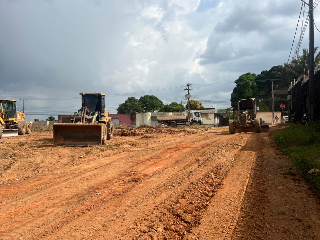 Equipes atuam com serviços de limpeza, patrolamento e encascalhamento em três importantes vias