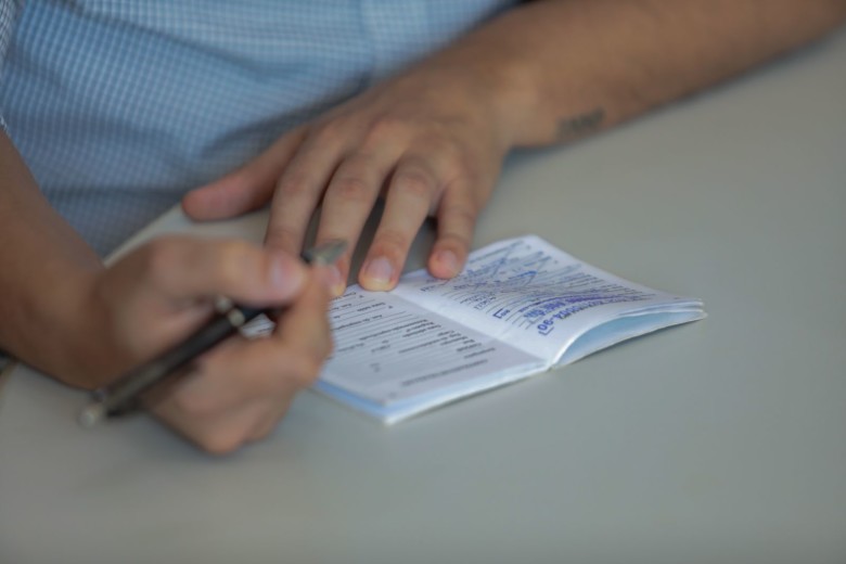 É necessário levar documentos pessoais e o comprovante de escolaridade