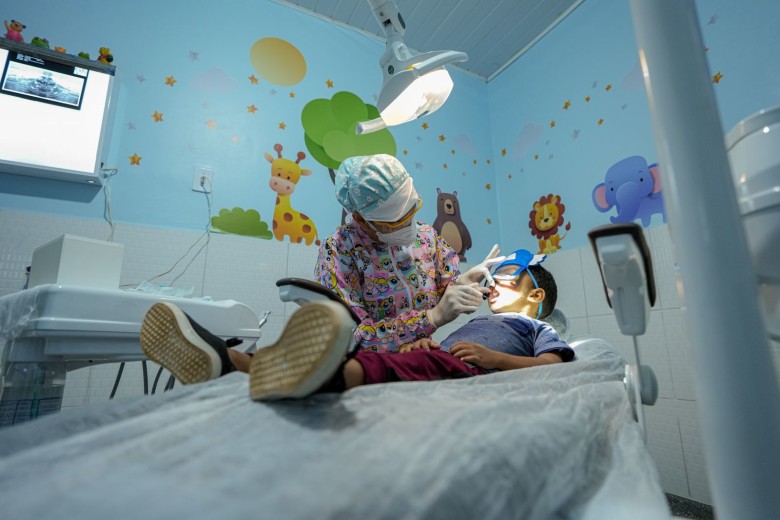 Os CEOs são responsáveis por procedimentos especializados como cirurgias odontológicas complexas
