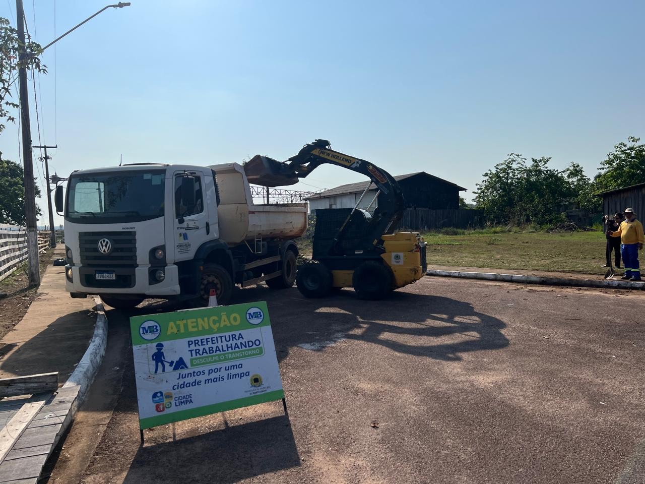 Trabalho inclui retirada de entulhos, capina, varrição e recolhimento de resíduos