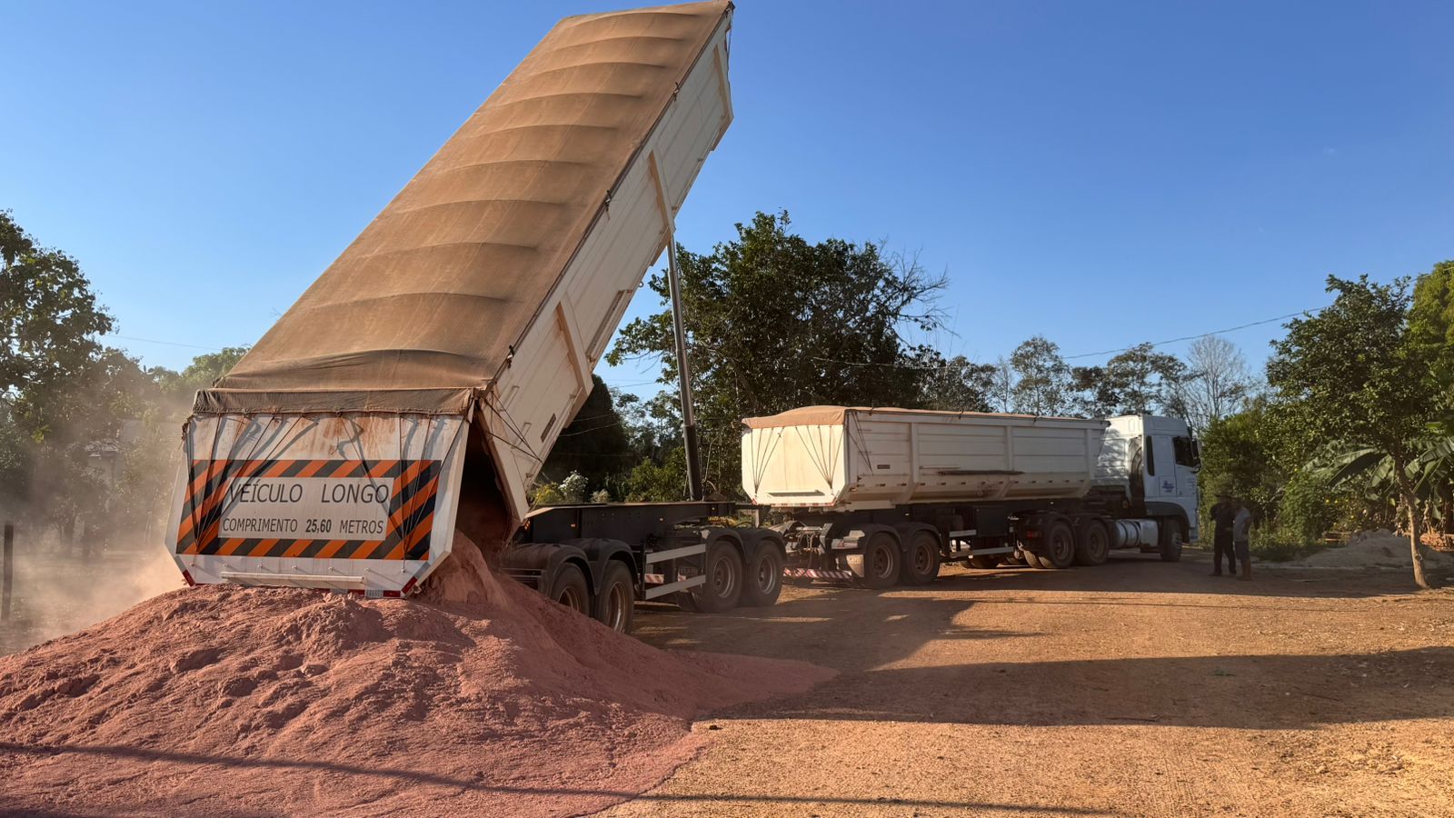 Programa garante o transporte gratuito de calcário agrícola para agricultores da capital e dos distritos