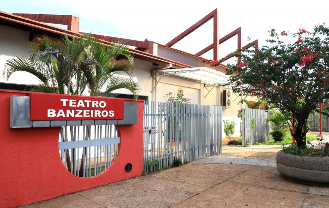 Evento acontece no teatro Banzeiros