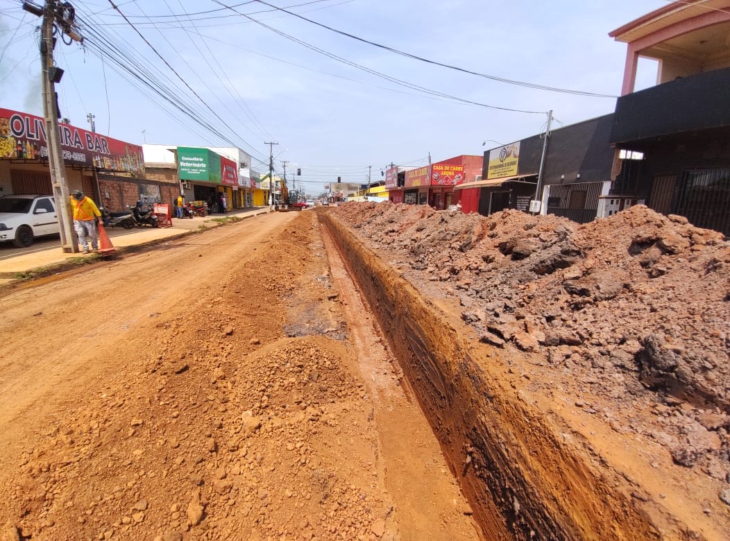 Nas valas abertas serão colocados 150 metros de manilha, na parte central da via