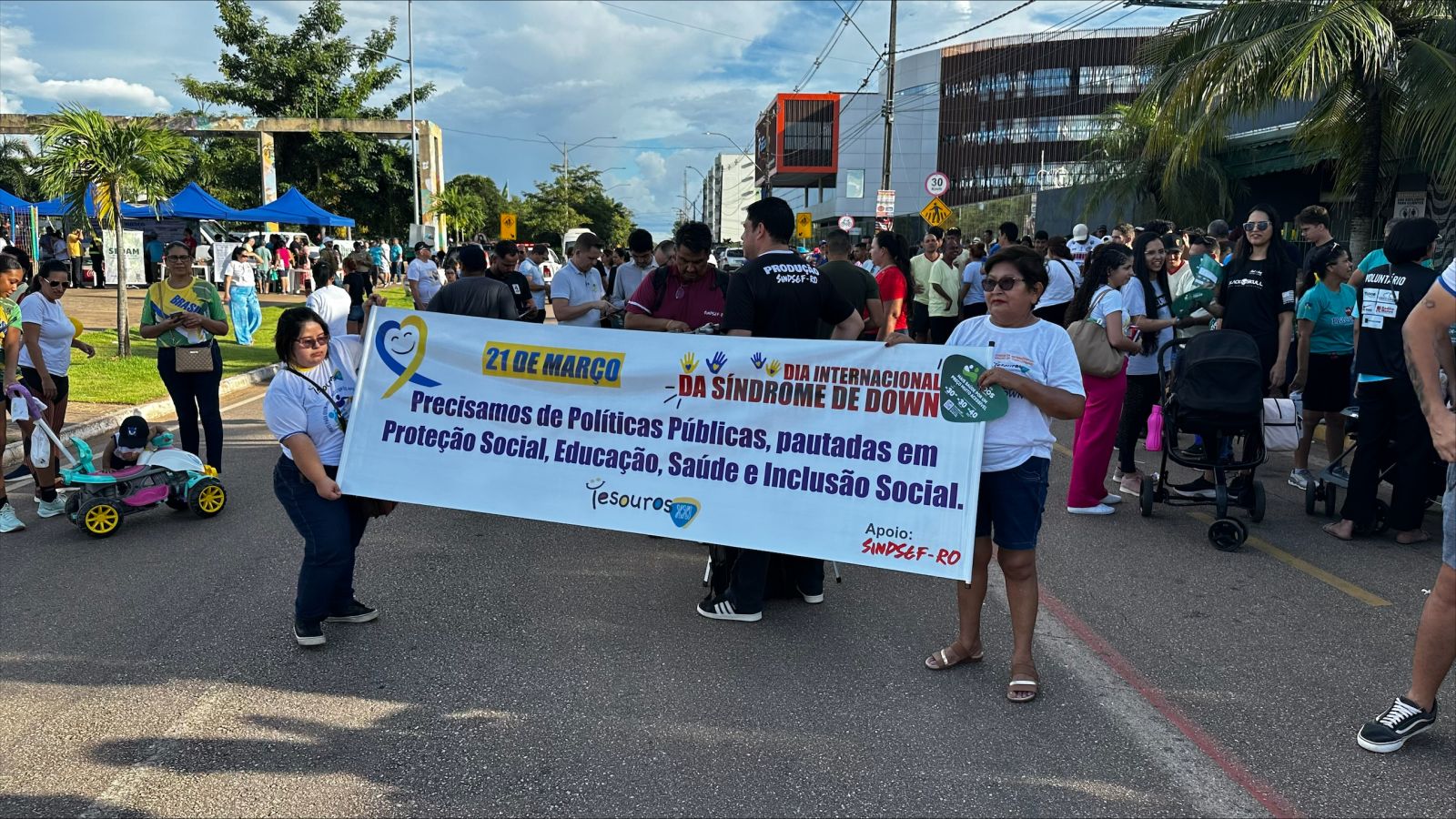 Participaram diversas instituições na caminhada, entres elas, as associações Pestalozzi e Apae