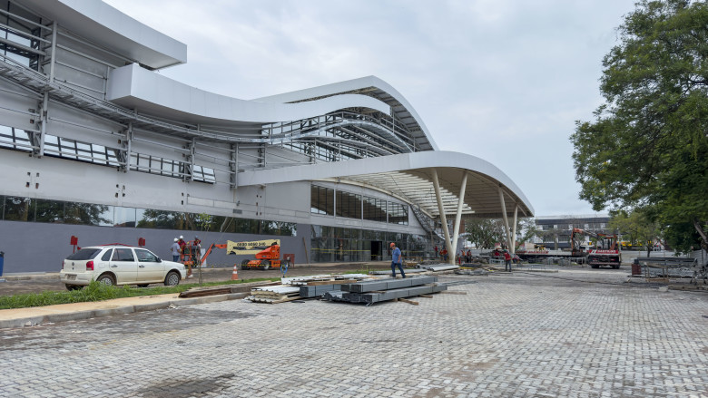 Praça fica no espaço à frente do terminal, com vista para a avenida Jorge Teixeira
