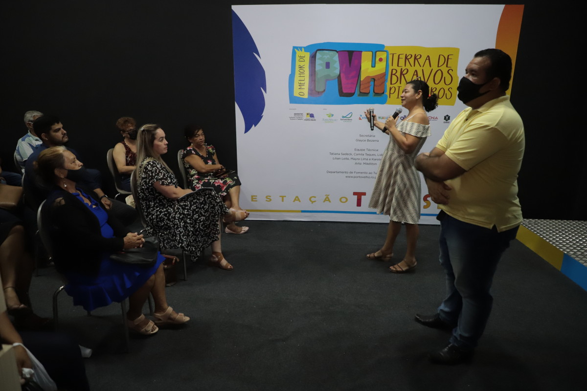 Artesãos recebem a carteira de identidade profissional do PAB, durante o “Estação Turismo”